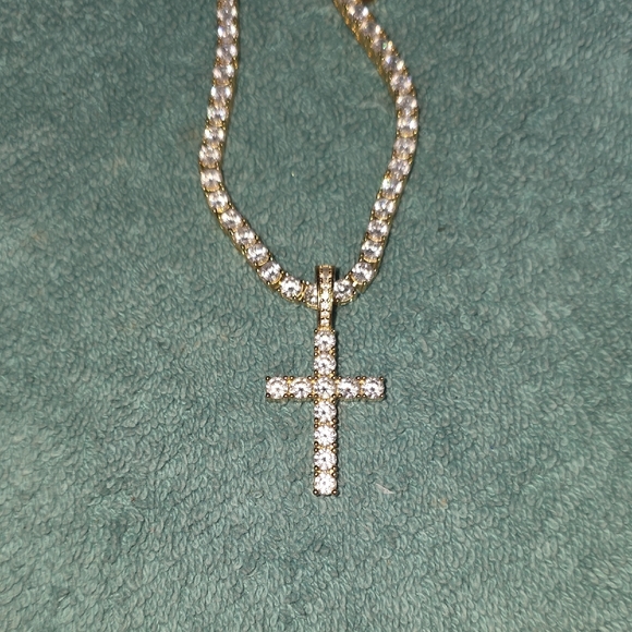 guu Jewelry - Beautiful stunning Blingly Necklace with Cross